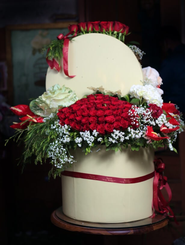 Delicious original white wedding cake decorated with orchids flowers and  strawberries. Wedding day celebration concept. Stock Photo | Adobe Stock