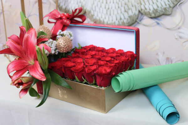 Bed Of Red Roses in Box - Image 3