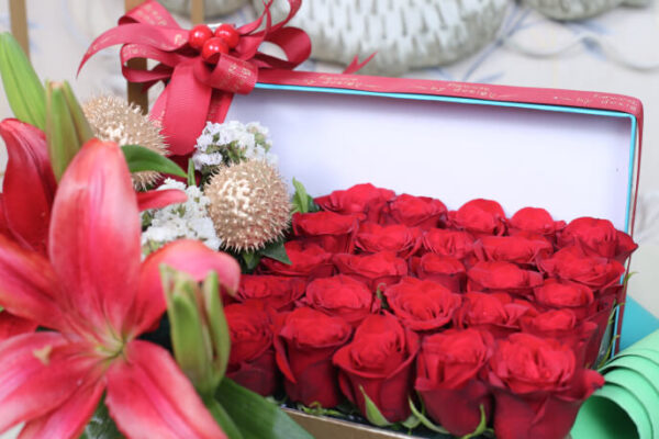 Bed Of Red Roses in Box - Image 2